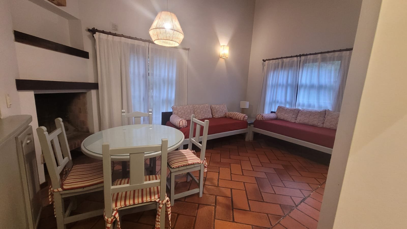 Living comedor de la cabaña con hogar a leña