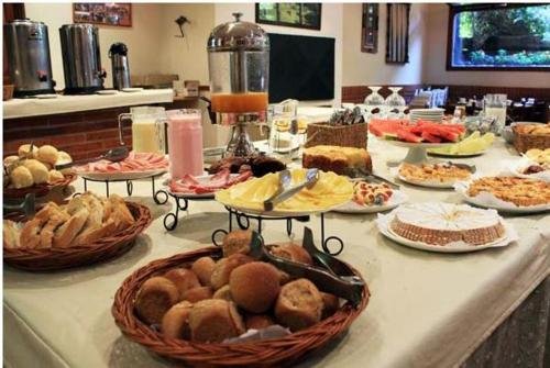 Desayuno servido en el complejo: panificados, frutas y jugos